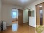居室・リビング　木目のフローリングは落ち着きのある印象のお部屋になりますね。