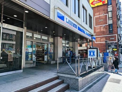 コンビニ　ローソン横浜不老町三丁目店（コンビニ）まで128m