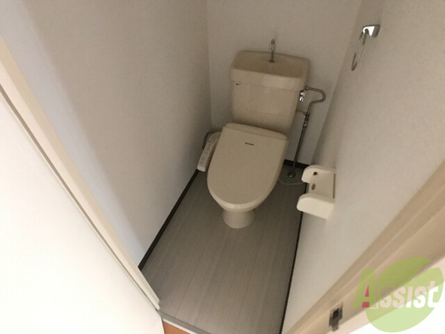 トイレ　ウォシュレット機能がついたトイレです。安心して使用できますね
