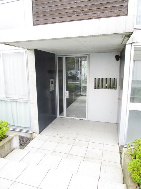 エントランス　★建物玄関のガラス扉の前です★