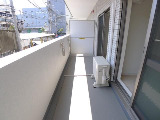 バルコニー　暖かな日差しのふりそそぐバルコニー