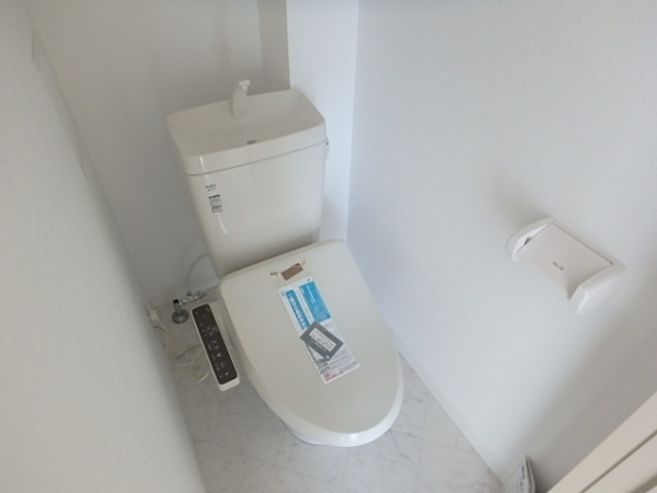 トイレ　ウォシュレット完備。暖房便座なので寒い冬でも心地よく座れます