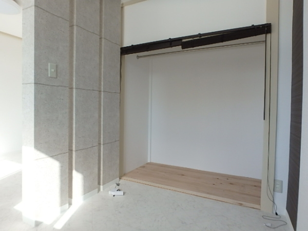 収納　見せる収納としてもいいですしブラインドを下せば隠すことも可能
