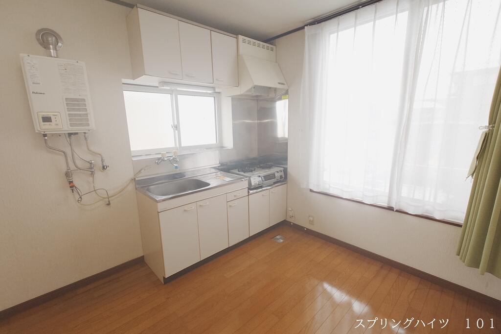 キッチン　吊戸棚付の流し台