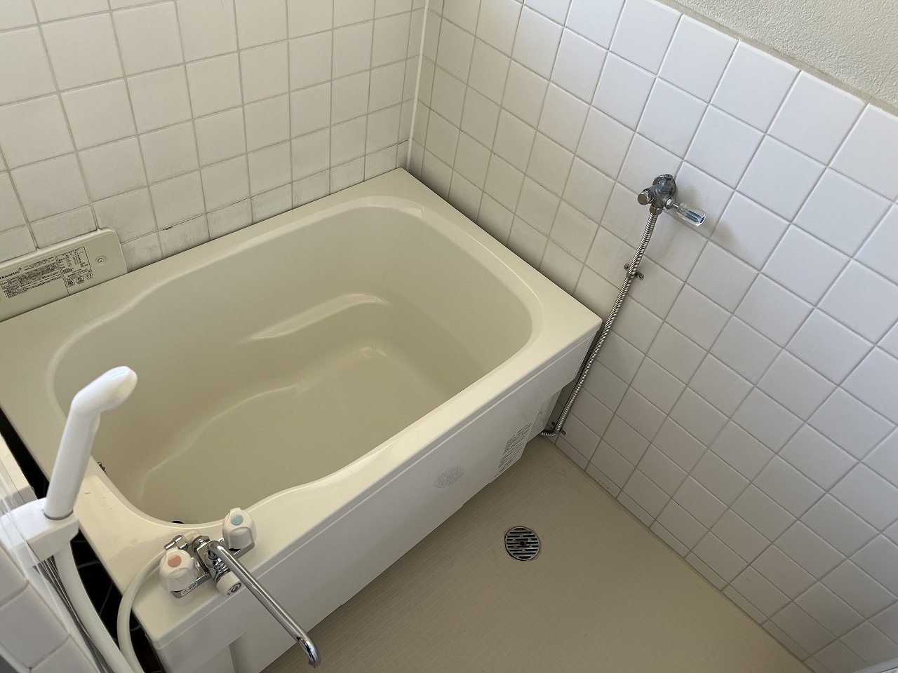 バス・シャワールーム　浴槽新規入替で追焚付！窓付きの明るいお風呂です。