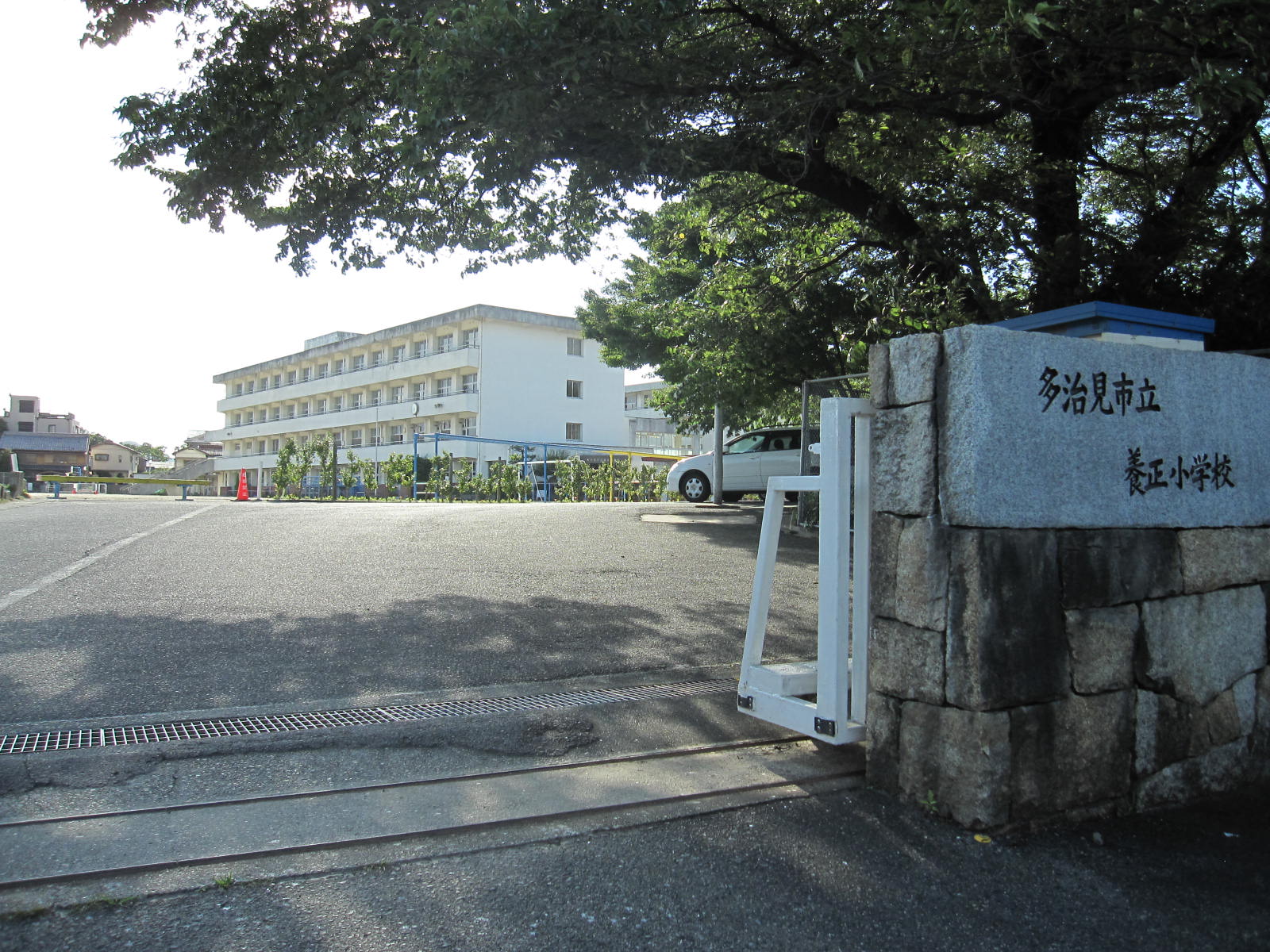 【グリンビュー坂上の小学校】