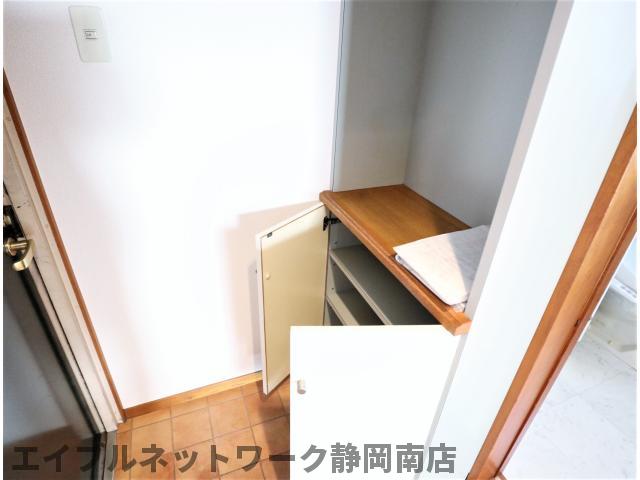 玄関　収納もある玄関です