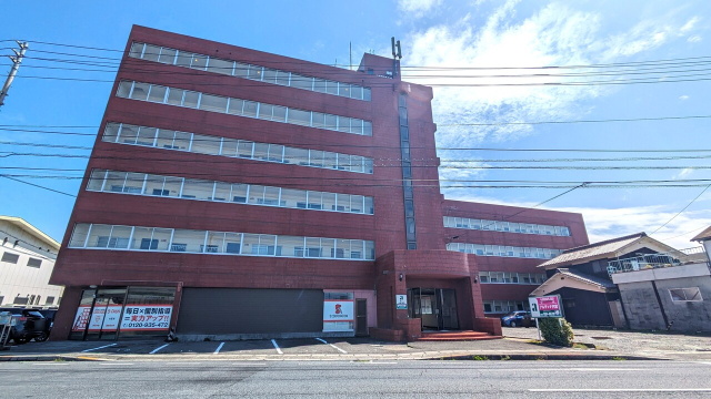 【松山市内宮町のマンションの建物外観】