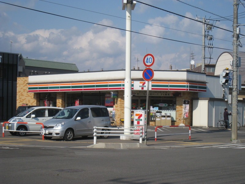 【函館市梁川町のマンションのコンビニ】