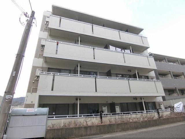 京都市山科区勧修寺東金ケ崎町のマンションの建物外観