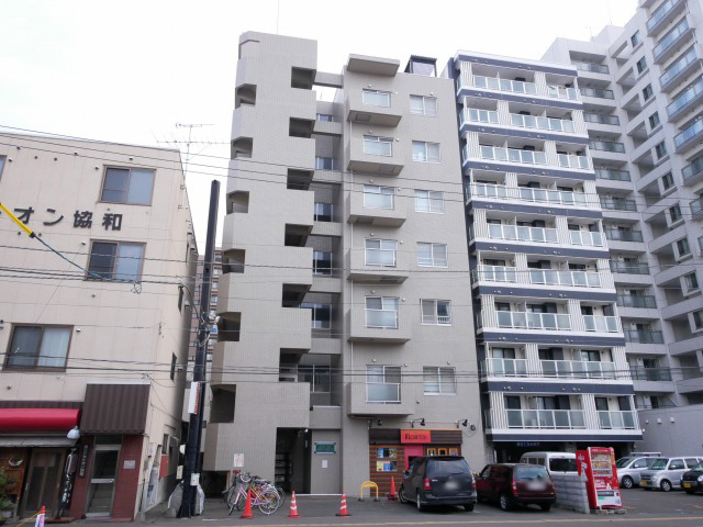 札幌市北区北十三条西のマンションの建物外観