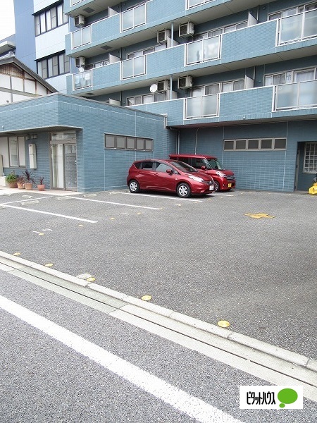 【半田市更生町のマンションの駐車場】