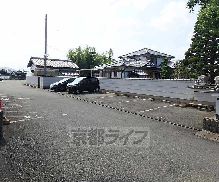 【ロイヤルパレス馬堀の駐車場】