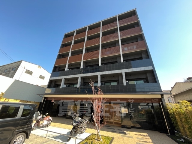 【京都市南区上鳥羽苗代町のマンションの建物外観】