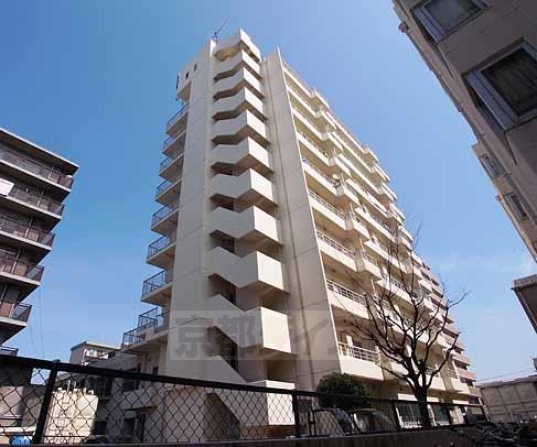 京都市右京区西院六反田町のマンションの建物外観