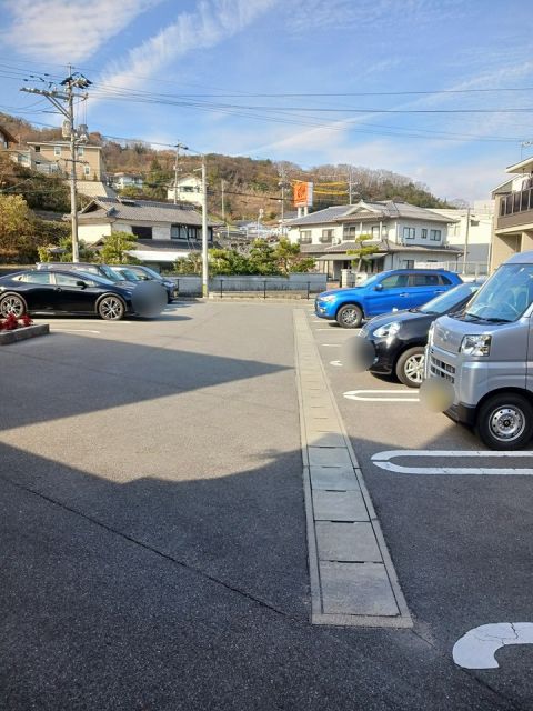 【尾道市山波町のアパートの駐車場】