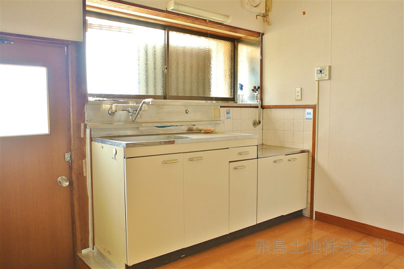 キッチン　床はフローリングです。