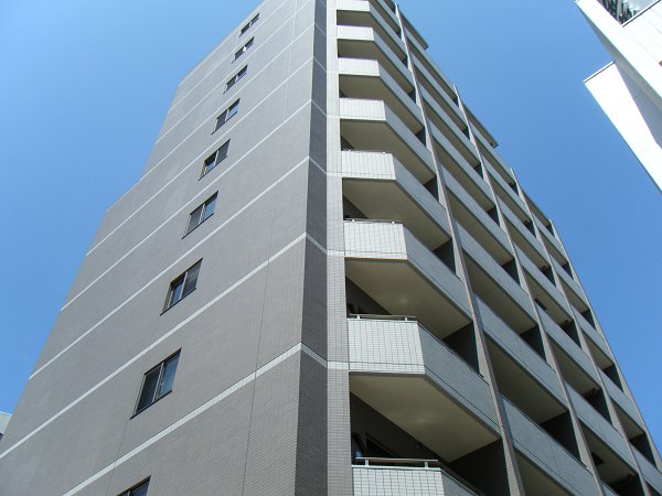 【中野区中央のマンションの建物外観】