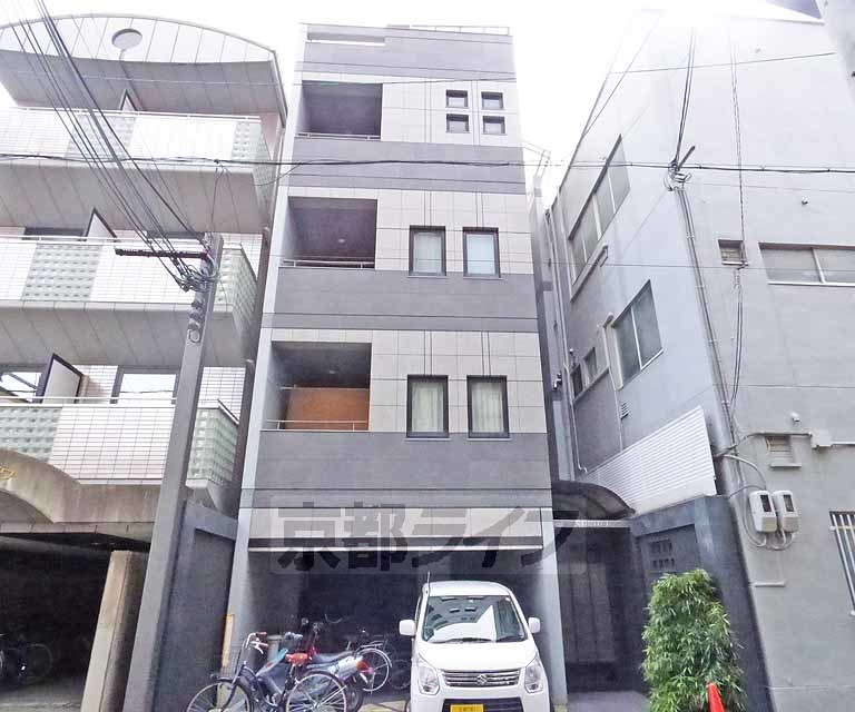 京都市上京区元４丁目のマンションの建物外観