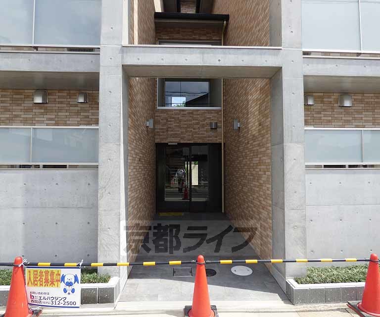 【京都市北区上賀茂豊田町のマンションのエントランス】