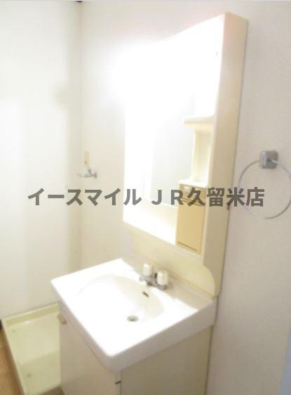 洗面設備　独立洗面台、小物を置くことができて便利です