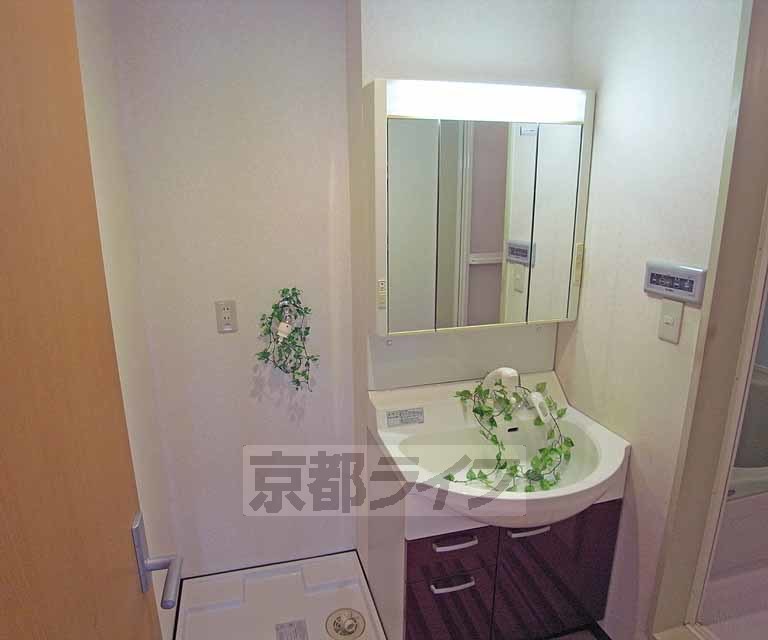 洗面設備　便利な洗面台です。