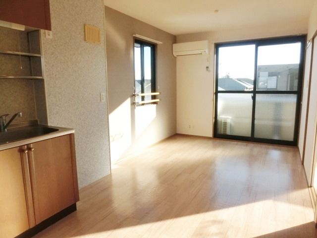 居室・リビング　2面採光で明るいお部屋です