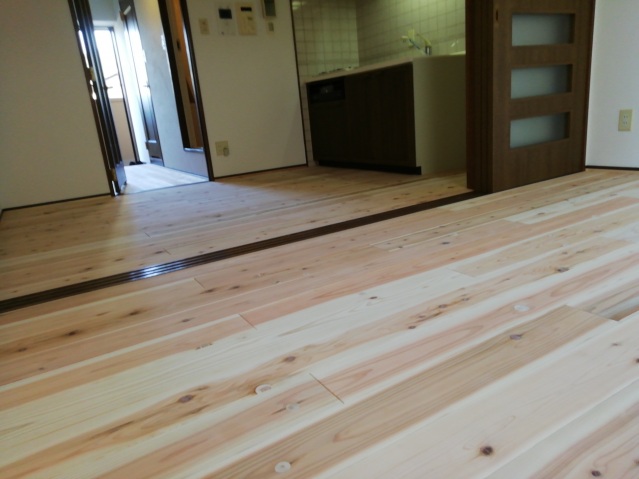 居室・リビング　同物件別室です