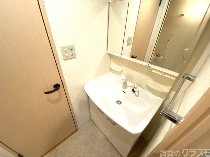 洗面設備　収納スペースの多い洗面台