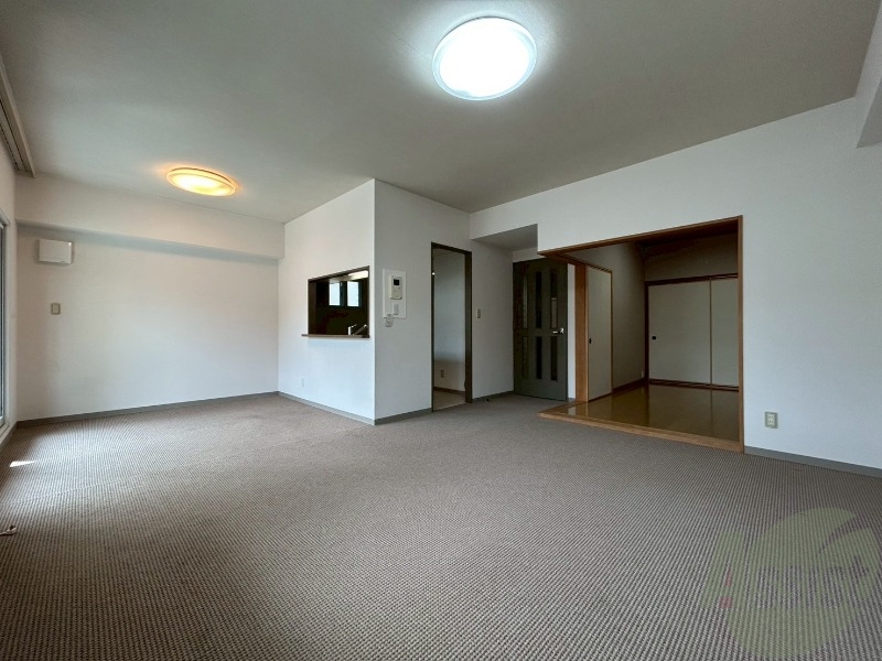 居室・リビング　日当たりが良くて心地よく過ごせそうなお部屋です。