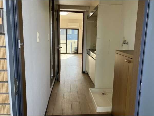 玄関　同物件の別部屋になります。