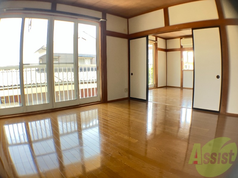 居室・リビング　こちらはお部屋のメインとなる洋室となります。