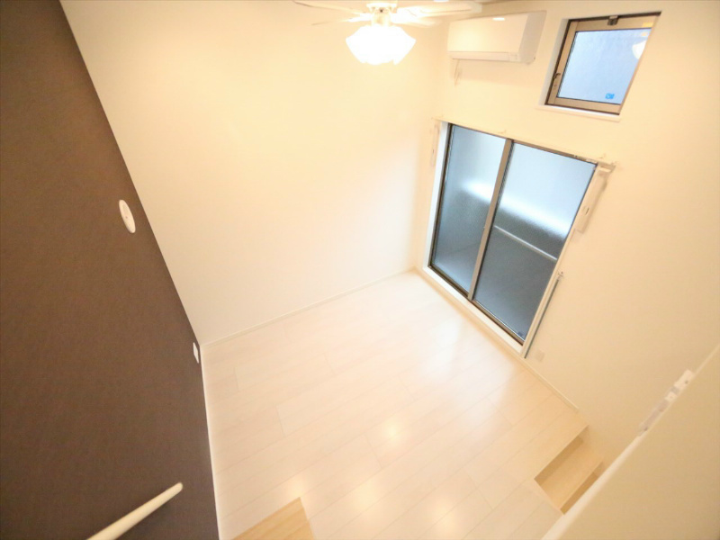 バルコニー　洋室6帖　上階ロフト5.4帖（収納でも部屋でも使えます）