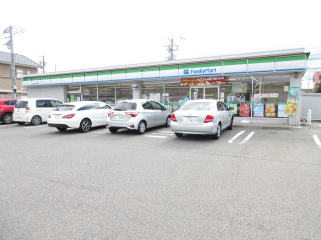 コンビニ　ファミリーマート（コンビニ）まで980m