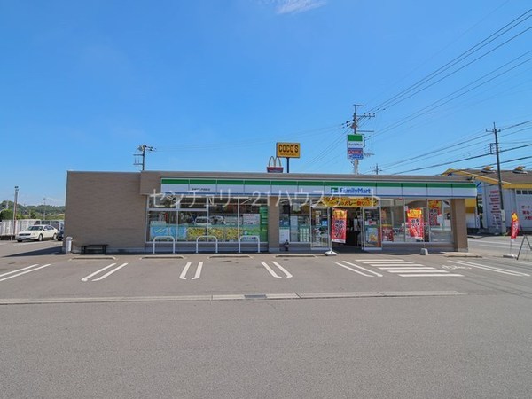 コンビニ　ファミリーマート宇都宮上戸祭町店（コンビニ）まで580m