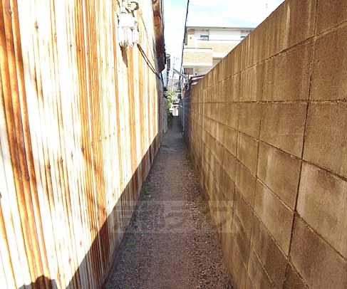 その他共有部分　細い道を抜けると建物が．．．！