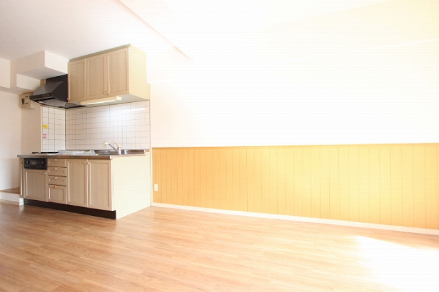 居室・リビング　同物件、別号室のものです。