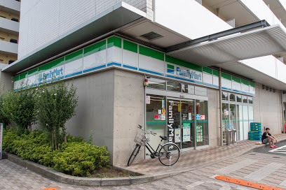 コンビニ　ファミリーマート（コンビニ）まで546m