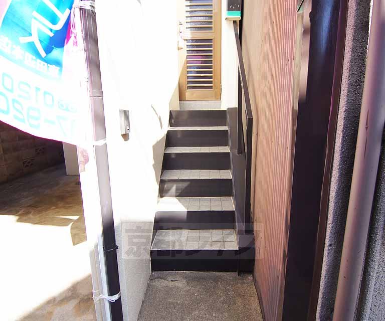 その他共有部分　こちらの階段から玄関へ。