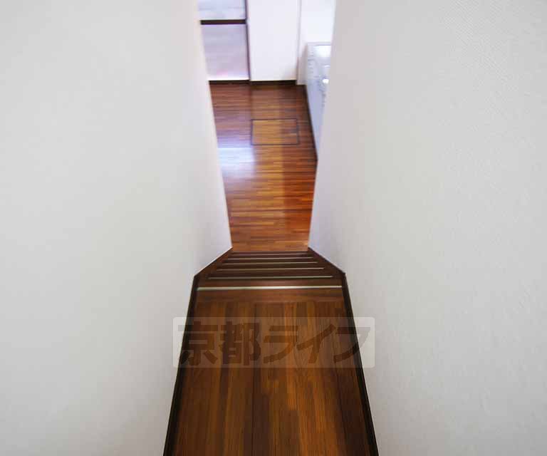 その他部屋・スペース　リビングは階段を下ります。