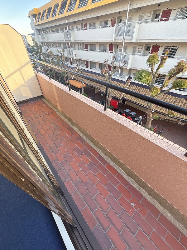 地下鉄西神・山手線 名谷駅 徒歩10分 3階建 築36年の内装写真