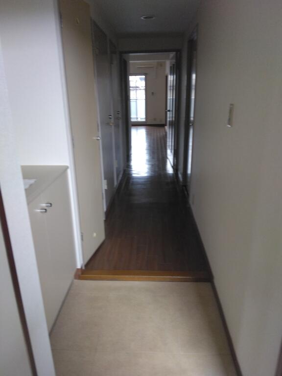 玄関　※別タイプ参考写真です