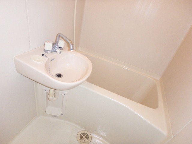 バス・シャワールーム　洗面台付きユニットバス！
