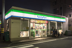 コンビニ　ファミリーマート 学芸大学駅南店（コンビニ）まで23m