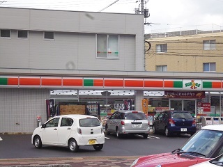 コンビニ　サンクス広島霞店（コンビニ）まで327m