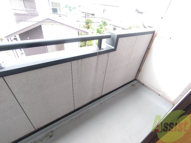 バルコニー　ベランダはよく日が当たり気持ちの良い空間です。