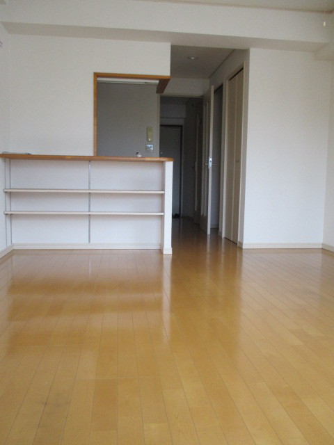 居室・リビング　写真は202号室（反転）のものになります。