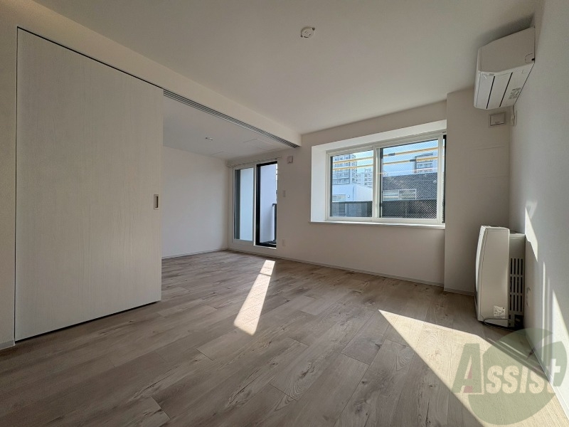 居室・リビング　エアコン付きで快適なリビングになっております！