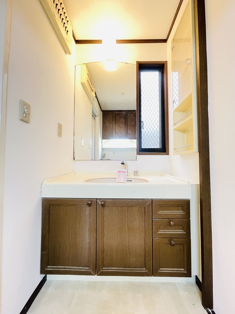 洗面設備　清掃前の写真です