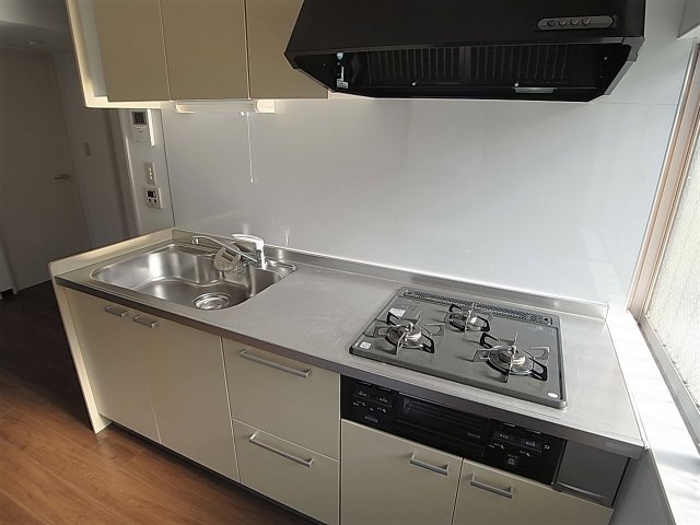 キッチン　システムキッチン。３口ガスコンログリル付き